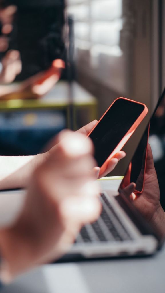 Cyberbullying: Screenshot, block ή απάντηση; Τι κάνουμε&nbsp;βήμα-βήμα